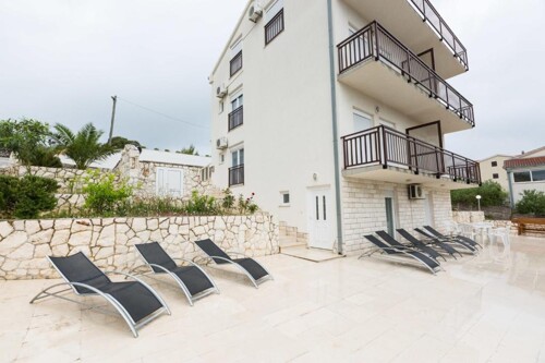 Apartmanska kuća s bazenom u blizini plaže, Čiovo