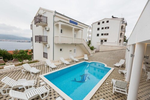 Apartmanska kuća s bazenom u blizini plaže, Čiovo