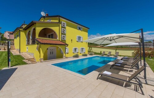 Prostrana villa sa 3 apartmana i bazenom, Poreč, Istra