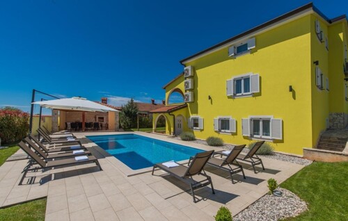 Prostrana villa sa 3 apartmana i bazenom, Poreč, Istra