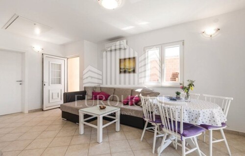 Povljana, Pag, kuća s dva odvojena apartmana 200 m2