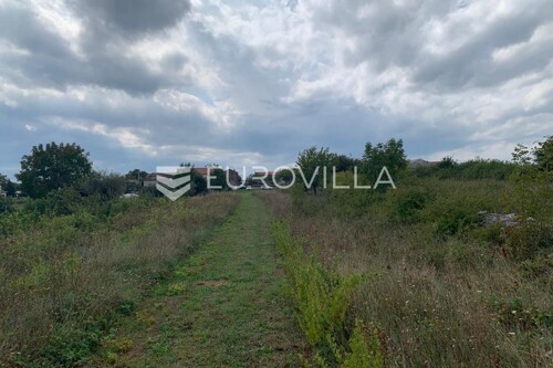 Istra, Svetvinčenat - građevinsko zemljište 500 m2 s privatnim putem, bliz...