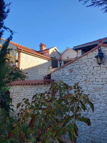 Prekrasna samostojeća kuća, na udaljenosti 50 m od mora.