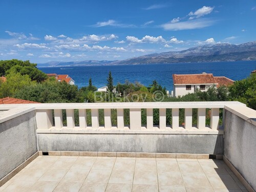 Prekrasna samostojeća kuća, na udaljenosti 50 m od mora.
