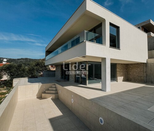 Vinišće, moderna vila s bazenom i pogledom na more, prodaja