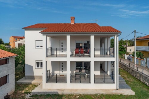 Apartmanska kuća na dobroj lokaciji, Ližnjan, Istra