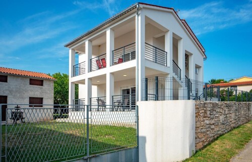 Apartmanska kuća na dobroj lokaciji, Ližnjan, Istra