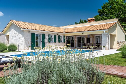Moderno opremljena vila s grijanim bazenom nedaleko grada La
