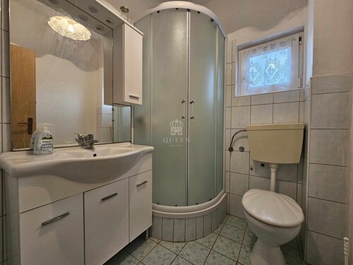 Dvosoban apartman, prostrana terasa, 90m od plaže