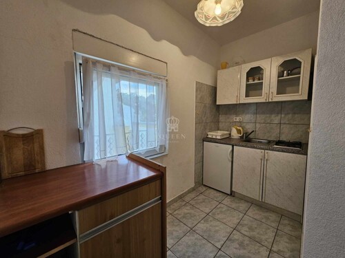 Dvosoban apartman, prostrana terasa, 90m od plaže