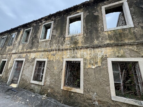 GROBNIK, starina za adaptaciju sa 1000 m2 zemljišta