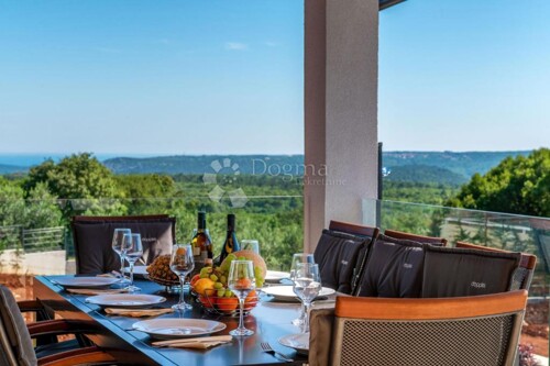 PREKRASNA VILLA S BAZENOM,POMĆNIM OBJEKTOM I POGLEDOM NA MOR