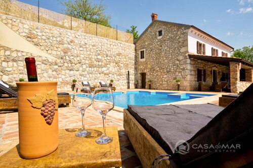 Prekrasna kamena vila sa bazenom