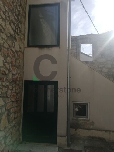 Tisno, centar, prodaje se kamena kuća, tri etaže,useljiva.