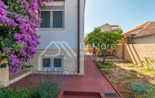 ZADAR-SAMOSTOJEĆA KUĆA 285 m2 sa 2 trosobna stana, Podrum, Garaža, VRT
