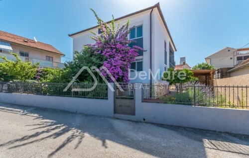 ZADAR-SAMOSTOJEĆA KUĆA 285 m2 sa 2 trosobna stana, Podrum, Garaža, VRT