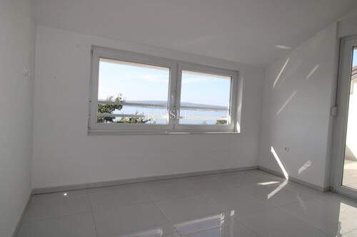 Thumbnail 6150027 - 4