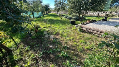 Građ. zemljište sa strujom i vodom 1000m2 - Pula