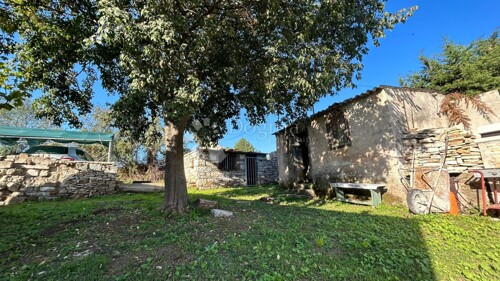 Građ. zemljište sa strujom i vodom 1000m2 - Pula