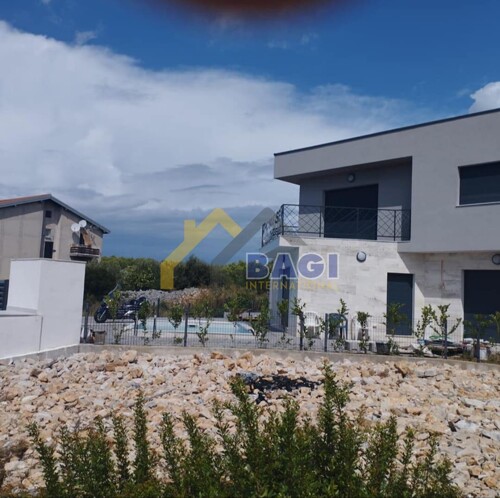 Vila s bazenom u mirnom okruženju-Šibenik