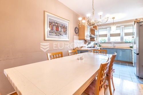 Novi Zagreb, Dugave, prekrasna obiteljska kuća NKP 256 m2 na četiri etaže