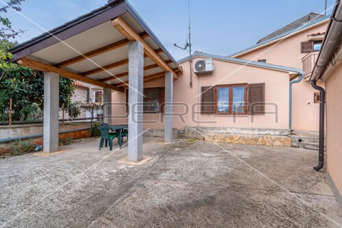 Okolica Pule, Kuća 90 m2 sa okućnicom