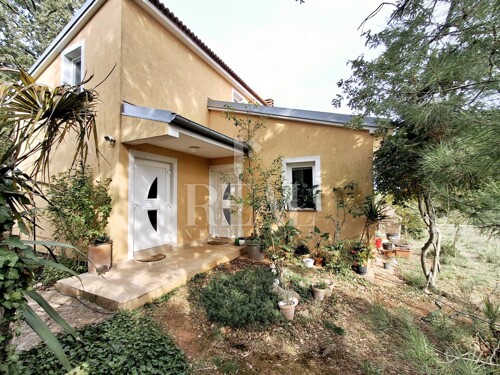 Valtura,kuća 150m2 sa dva stana, pogled na more !