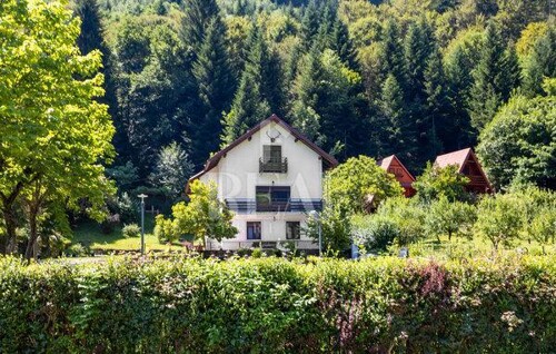 Kuća za odmor uz rijeku 250 m2,P+1+VPOT ,2000 m2 okućnice