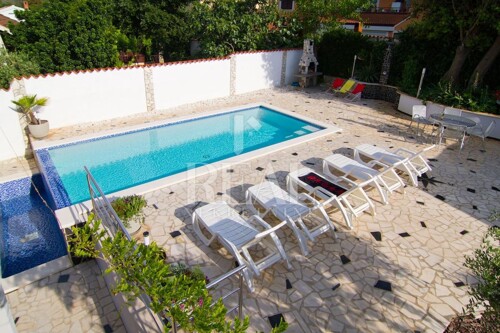 Banjole apartmanska kuća sa pogledom nadomak mora!