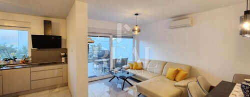 Dvojna kuća Vodice P+1 102m2 + okućnica 186 m2