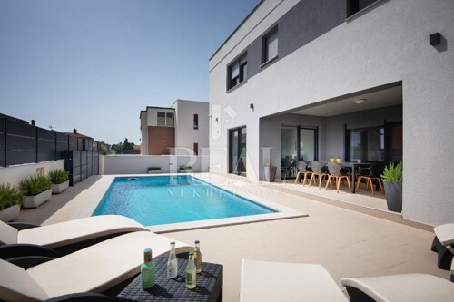Pula okolica moderna villa 172m2, 3SS+DB !