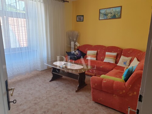LOKVE- KRAJNJA KUĆA U NIZU S VELIKOM OKUĆNICOM U CENTRU MJES