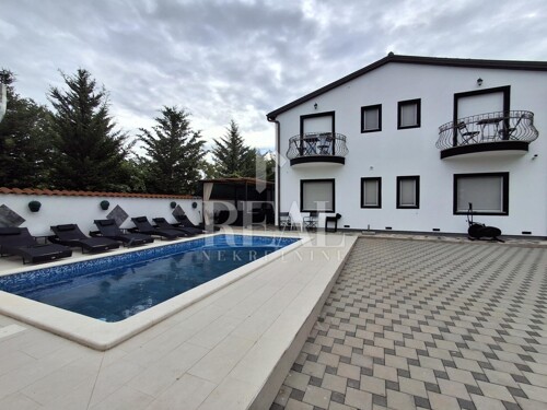 Pula-Veli vrh apartmanska kuća 260m2 sa grijanim bazenom !