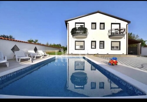 Pula-Veli vrh apartmanska kuća 260m2 sa grijanim bazenom !