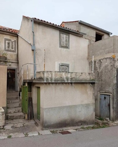 Cres-Orlec, starina za ronoviranje od 80 m2 sa štalom i mjes