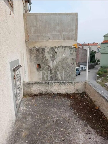 Cres-Orlec, starina za ronoviranje od 80 m2 sa štalom i mjes