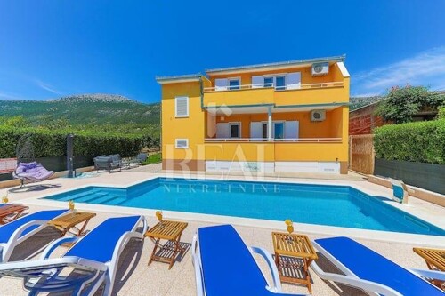 Izvrsna prilika, atraktivna kuća sa bazenom u Kaštel Lukšiću