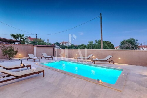 Štinjan villa sa bazenom 180m2, konobom i blizinom mora !