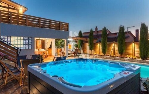 Loborika villa 320m2 dva stana, studio 30m2,bazen,jacuzzi !