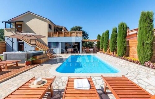 Loborika villa 320m2 dva stana, studio 30m2,bazen,jacuzzi !