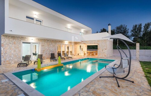 Moderna Villa 234m2 ,bazen,podno grijanje, 4 spavaće sobe !!