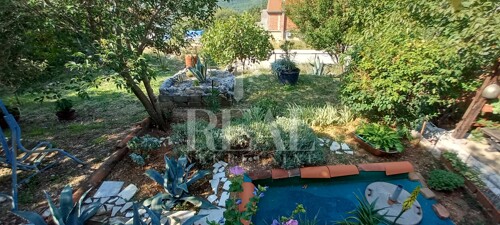 Prodaja kuće u nizu s garažom u Kostelju P+1 108 m2