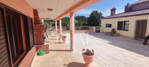Štokovci DVIJE KUĆE 327m2, garaže, konoba !