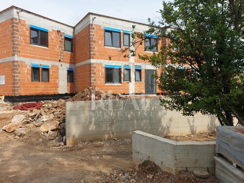 POBRI-luksuzna kuća u nizu od 218 m2 na tri etaže sa pripada