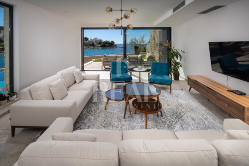 Primošten prvi red do mora vila 365m2
