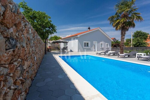 Garica kuća sa bazenom 90 m2,okućnica 400 m2