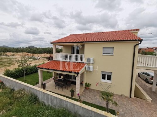 Samostojeća kuća P+1 252m2 sa okućnicom 528m2
