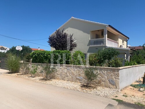 Samostojeća kuća P+1 252m2 sa okućnicom 528m2