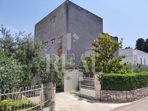 SNIŽENO-Kuća za adaptaciju sa tri stana po 70 m2 u Kaštel L
