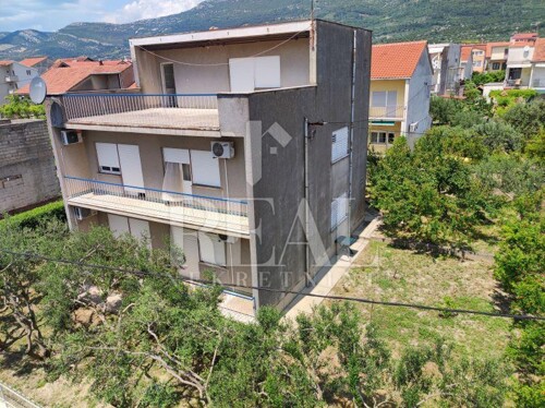 SNIŽENO-Kuća za adaptaciju sa tri stana po 70 m2 u Kaštel L